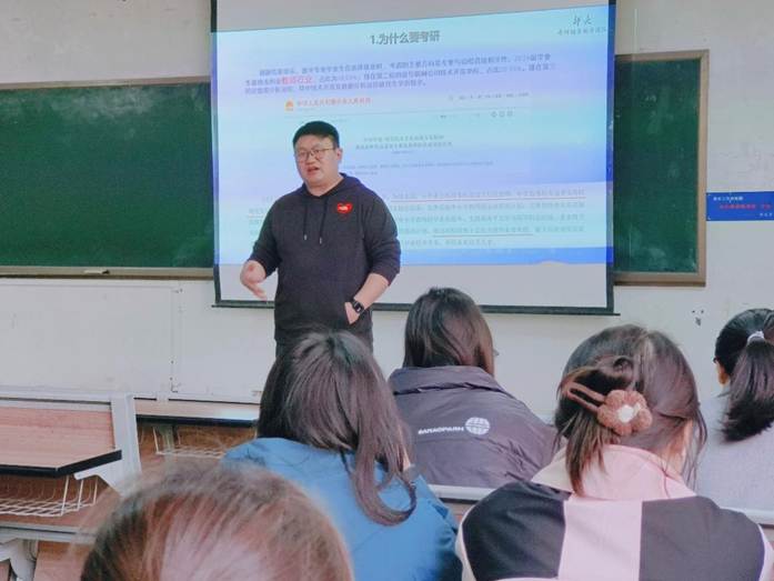 一群人站在屏幕前

AI 生成的内容可能不正确。